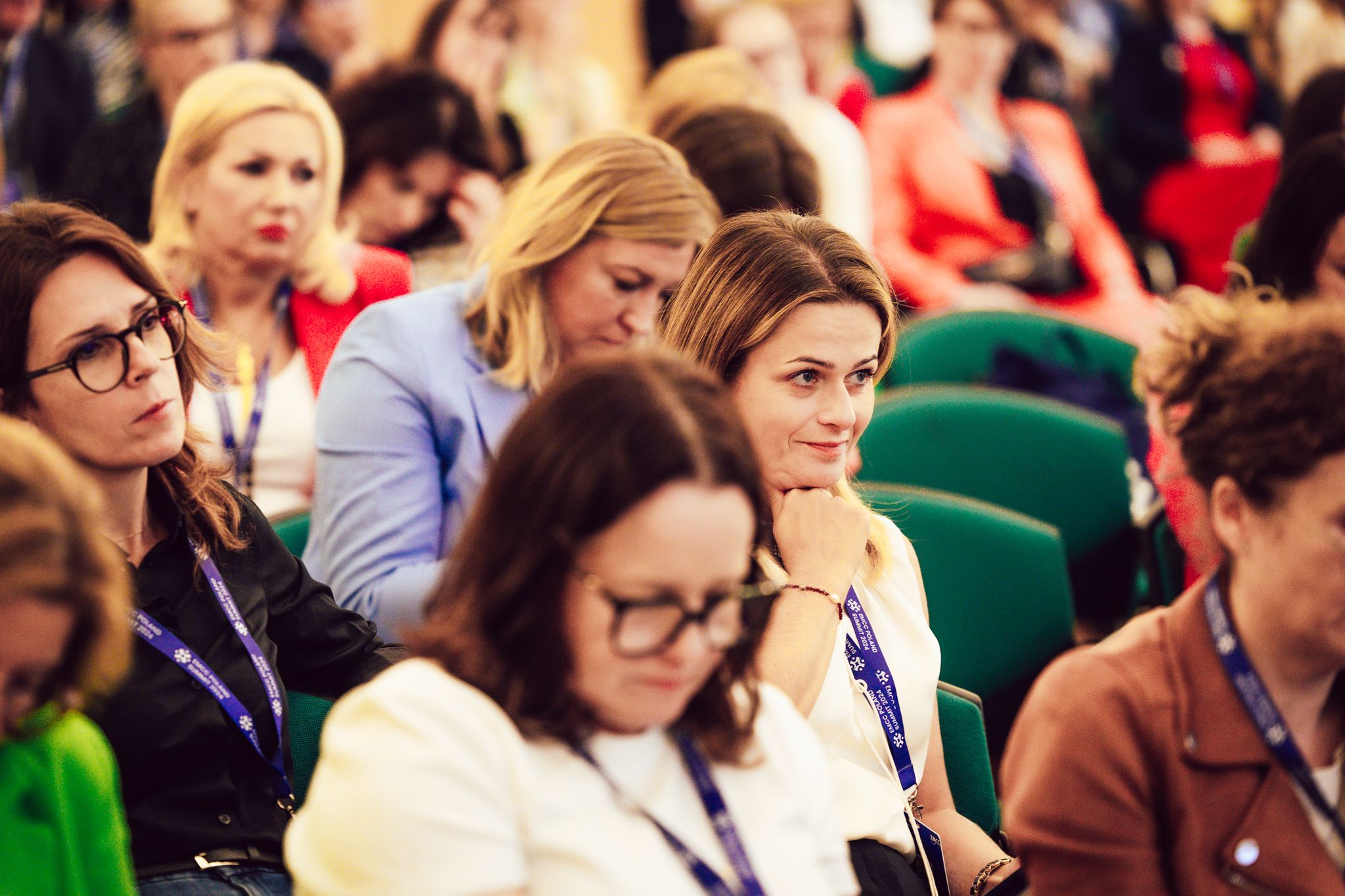 Prelegent przemawiający ze sceny do publiczności podczas konferencji biznesowej.